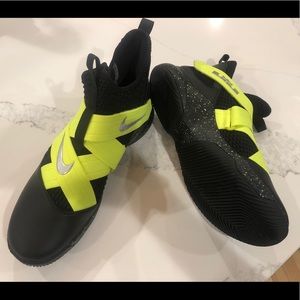 Nike men’s 12.5 new w/o tags